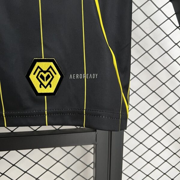 Camiseta Wolverhampton Wanderers 2023/24 Visita — detalle escudo