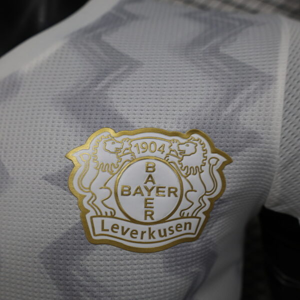 Camiseta Bayer Leverkusen 2023/24 Local Versión Jugador - detalle escudo