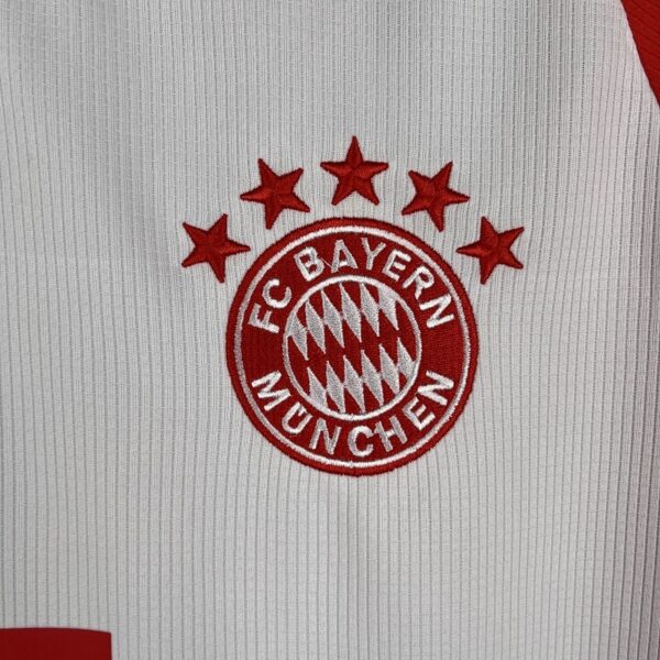 Camiseta Bayern Munich 2023/24 Local - detalle escudo