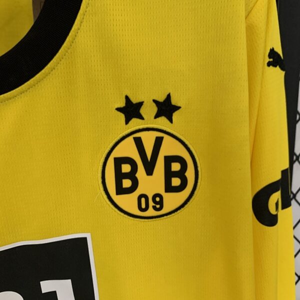 Camiseta Borussia Dortmund 2023/24 Local - detalle escudo