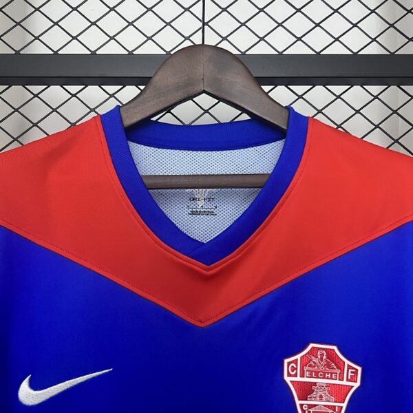 Camiseta Elche 2023/24 Visita — detalle escudo