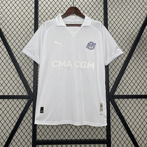 Camiseta Olympique de Marseille 2024/25 Edición Especial 125 Aniversario - detalle escudo