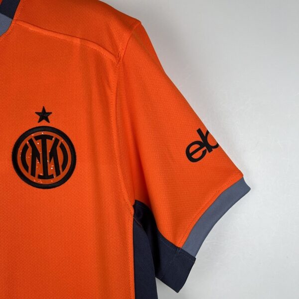 Camiseta Inter Milan 2023/24 Tercera - detalle escudo