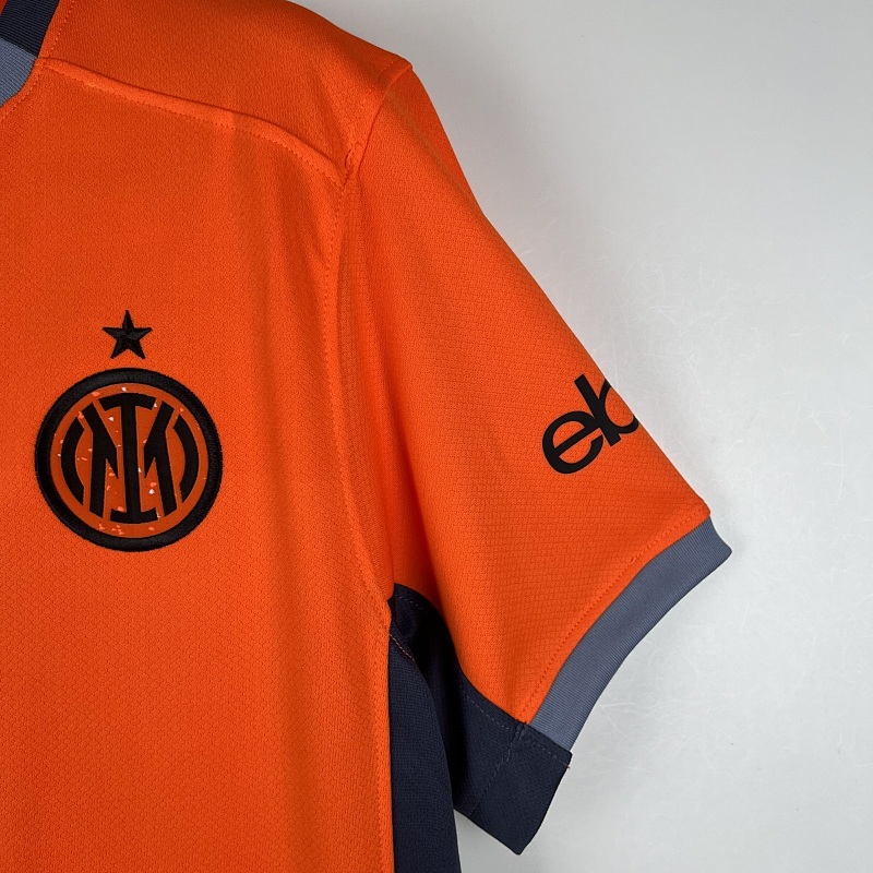 Camiseta Inter Milan 2023/24 Tercera - detalle escudo