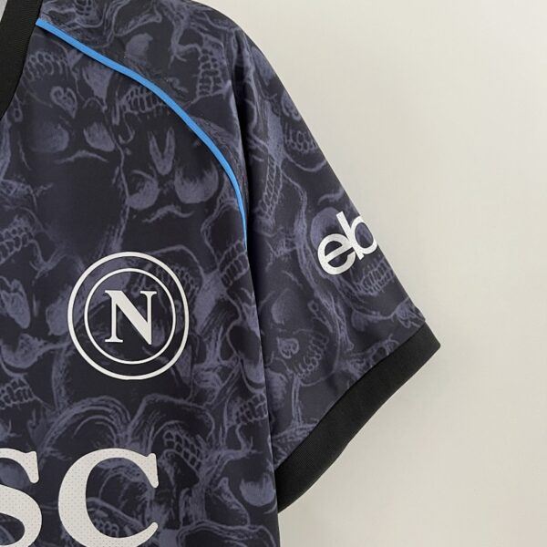 Camiseta Napoli 2023/24 Edición Especial - detalle escudo