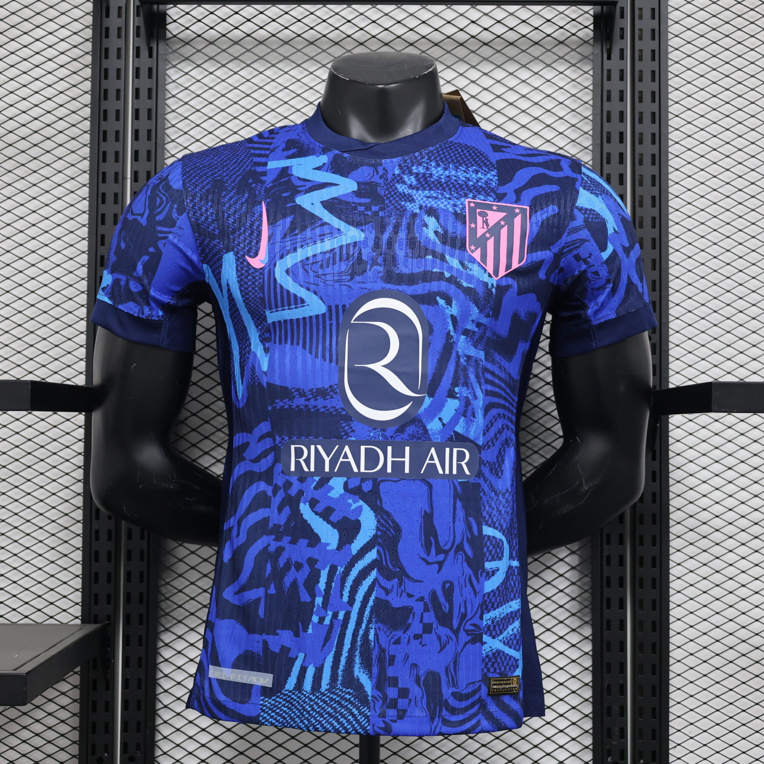Camiseta Atlético de Madrid 2023/24 Edición Especial — detalle escudo