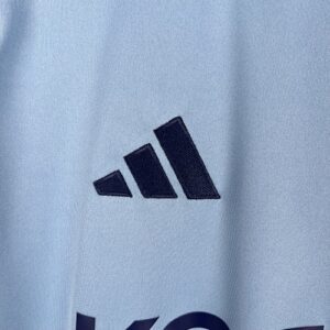 Camiseta Osasuna 2024/25 Tercera — detalle escudo