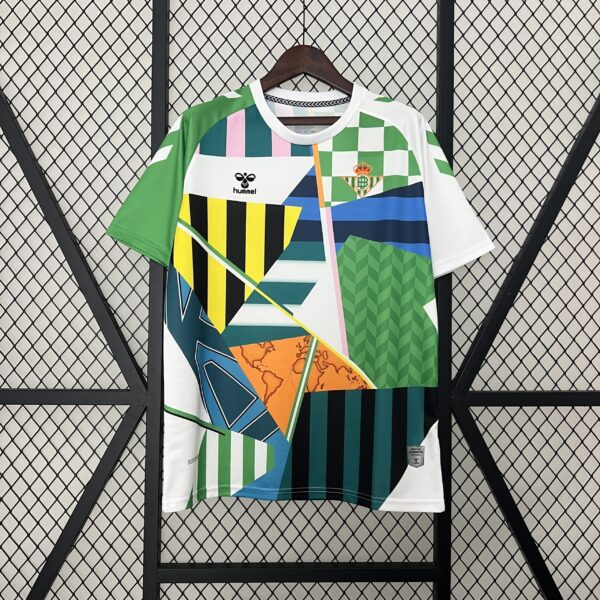 Camiseta Real Betis 2022/23 Edición Especial — detalle escudo