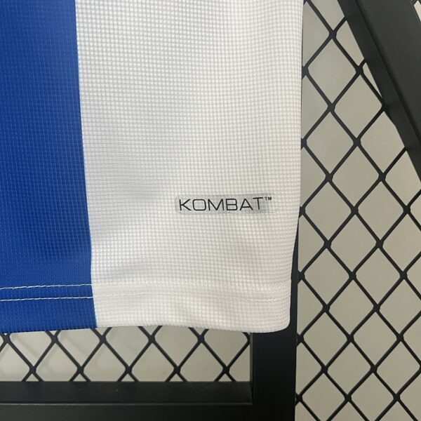 Camiseta Deportivo La Coruña 2023/24 Local — detalle escudo