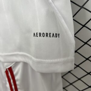 Camiseta Sevilla FC 2023/24 Local — detalle escudo