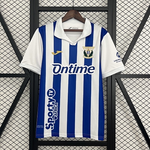 Camiseta CD Leganés 2023/24 Local — detalle escudo