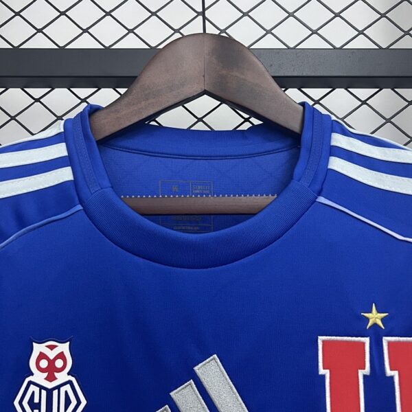 Camiseta Universidad de Chile 2023/24 Tercera - detalle escudo