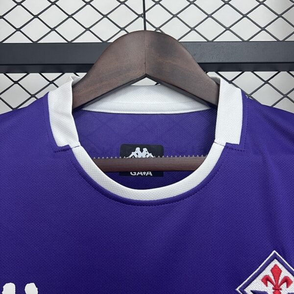 Camiseta Fiorentina 2024/25 Local - detalle escudo