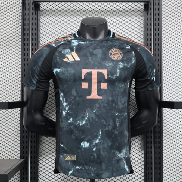 Camiseta Bayern Munich 2023/24 Tercera - detalle escudo