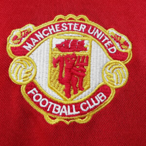Camiseta Manchester United 1983 Retro Local - detalle escudo