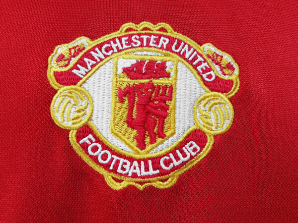 Camiseta Manchester United 1983 Retro Local - detalle escudo