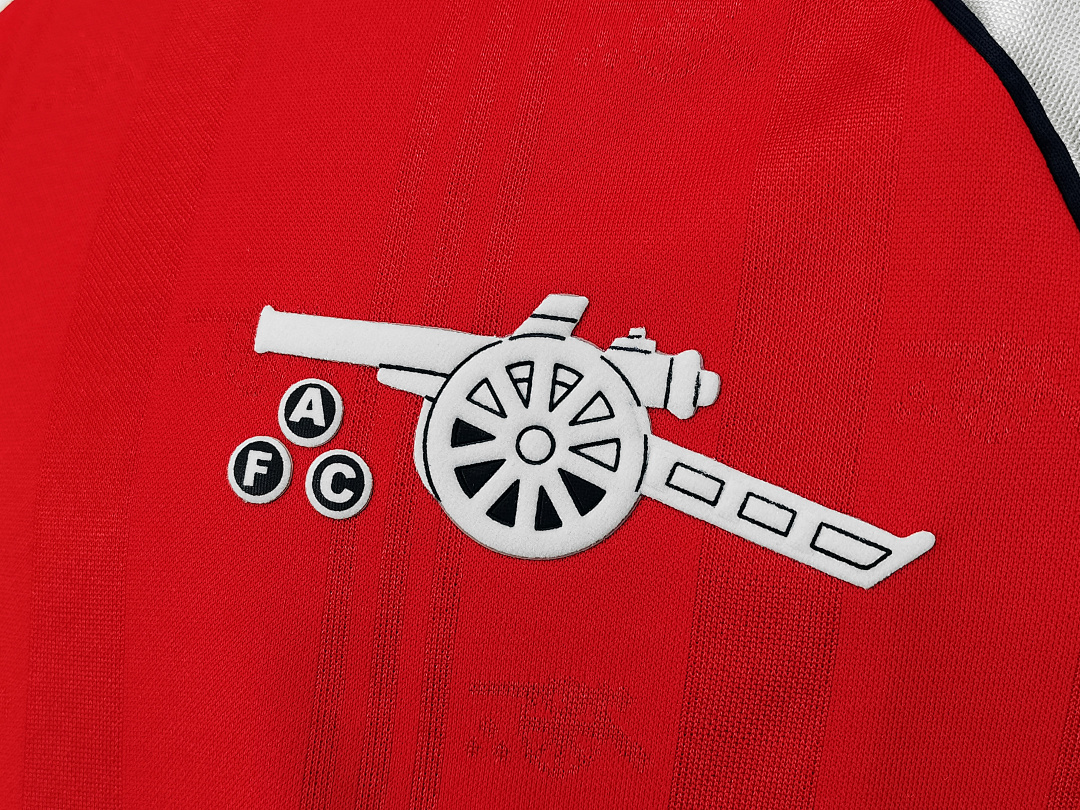 Camiseta Arsenal 1990 Retro Local - detalle escudo
