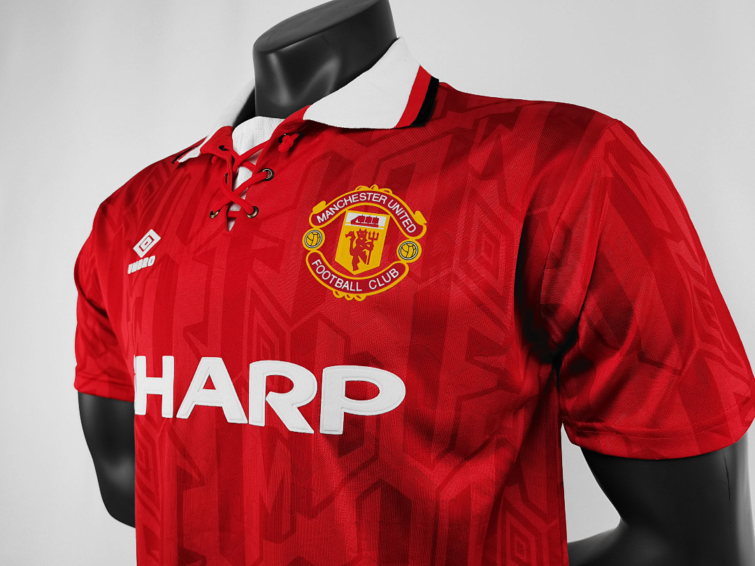 Camiseta Manchester United 1994/96 Local Retro - detalle escudo