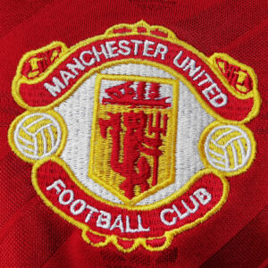 Camiseta Manchester United 1994 Retro Local - detalle escudo
