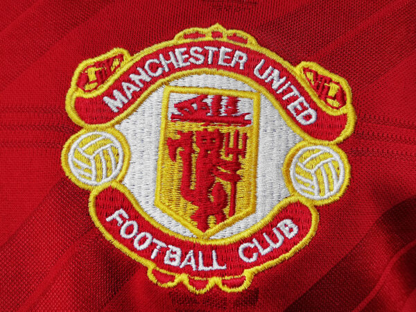 Camiseta Manchester United 1994 Retro Local - detalle escudo