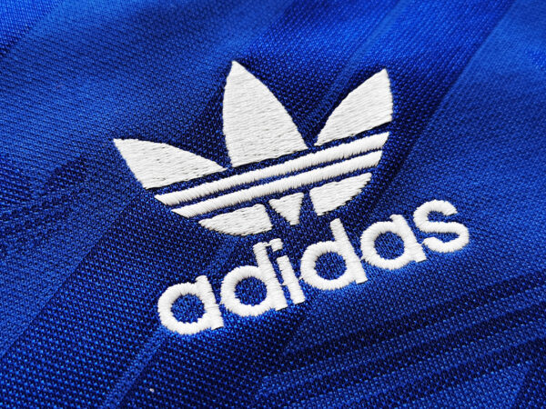 Camiseta Manchester United 1998/1999 Visita Retro - detalle escudo
