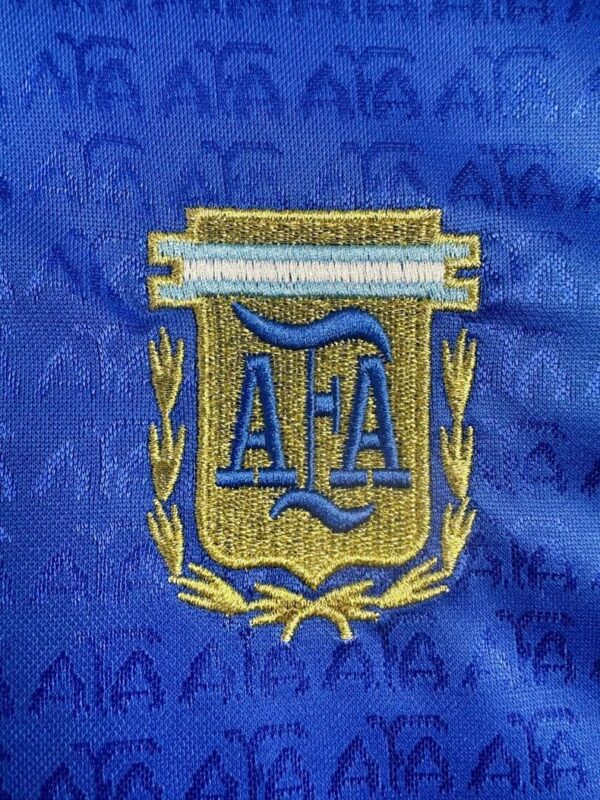 Camiseta Argentina 1994 Retro Visita Manga Larga - detalle escudo