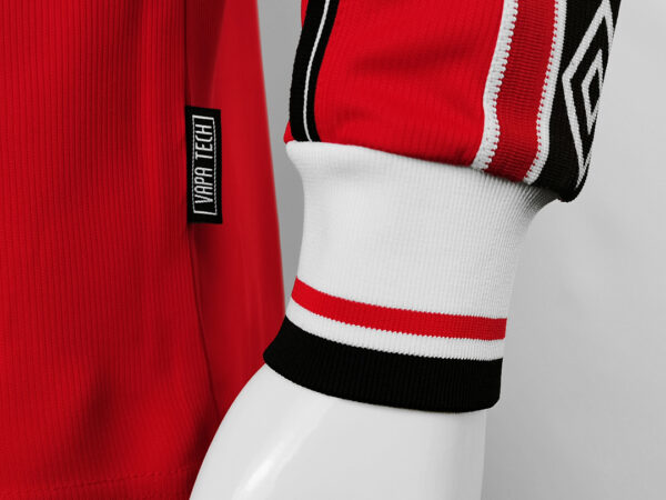 Camiseta Manchester United 2000/02 Retro Local Manga Larga - detalle escudo y patrocinador Umbro
