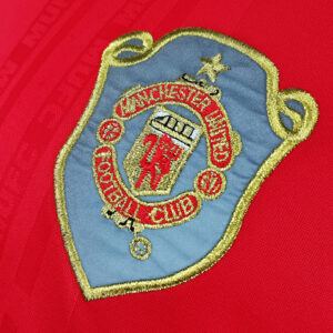 Camiseta Manchester United 1999 Retro Local Manga Larga - detalle escudo