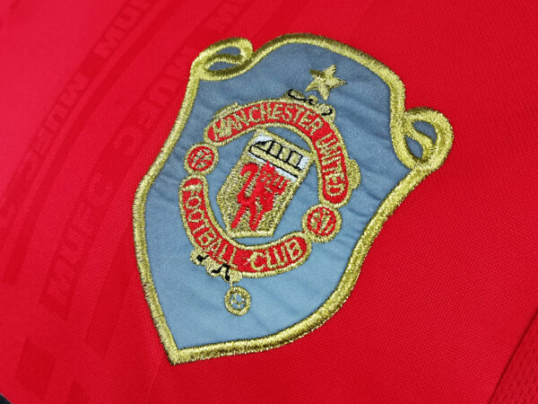 Camiseta Manchester United 1999 Retro Local Manga Larga - detalle escudo