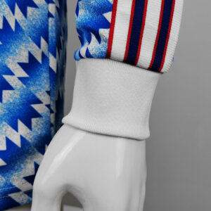 Camiseta Manchester United 1992 Retro Visita Manga Larga - detalle escudo