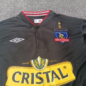 Camiseta Colo Colo 2013 Retro Local - detalle escudo y sponsor Umbro