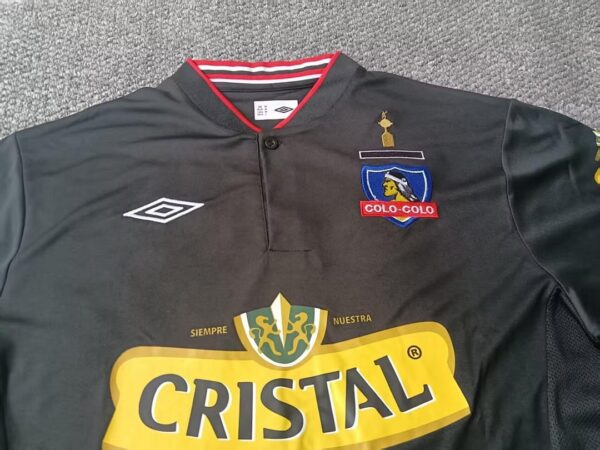 Camiseta Colo Colo 2013 Retro Local - detalle escudo y sponsor Umbro