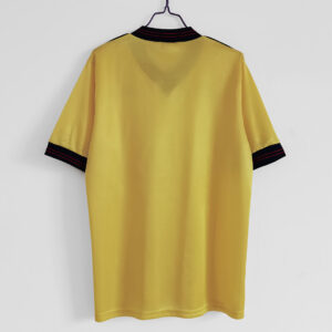 Camiseta Arsenal 1995 Retro Visita - detalle del escudo y marca Umbro