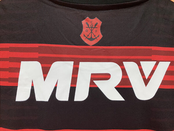 Camiseta Flamengo 2016 Retro Local - detalle escudo CRF