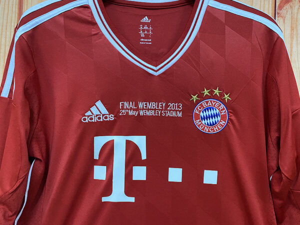Camiseta FC Bayern München 2013 Retro Local Manga Larga - detalle escudo