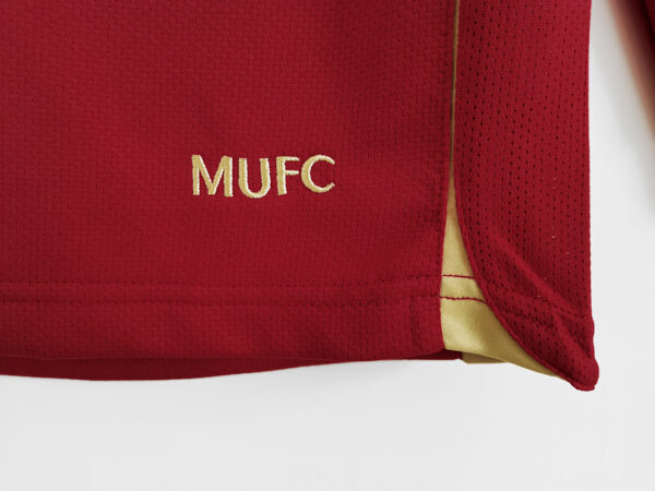 Camiseta Manchester United 1996-1997 Retro Local Manga Larga - detalle superior derecho (cuello y hombro)