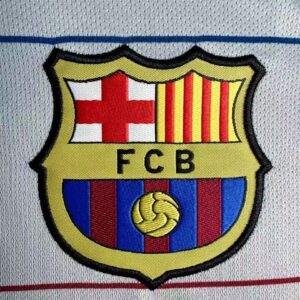 Camiseta Real Madrid 2016/17 Retro Local Manga Larga - detalle escudo