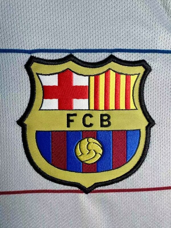 Camiseta Real Madrid 2016/17 Retro Local Manga Larga - detalle escudo