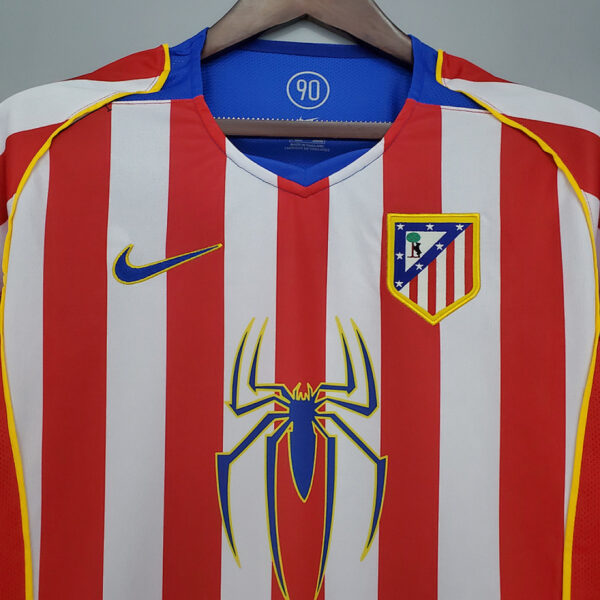 Camiseta Atlético de Madrid 2004/2005 Retro Local - detalle escudo