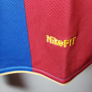 Camiseta FC Barcelona 2007/2008 Retro Local - detalle del escudo y conmemoración Camp Nou