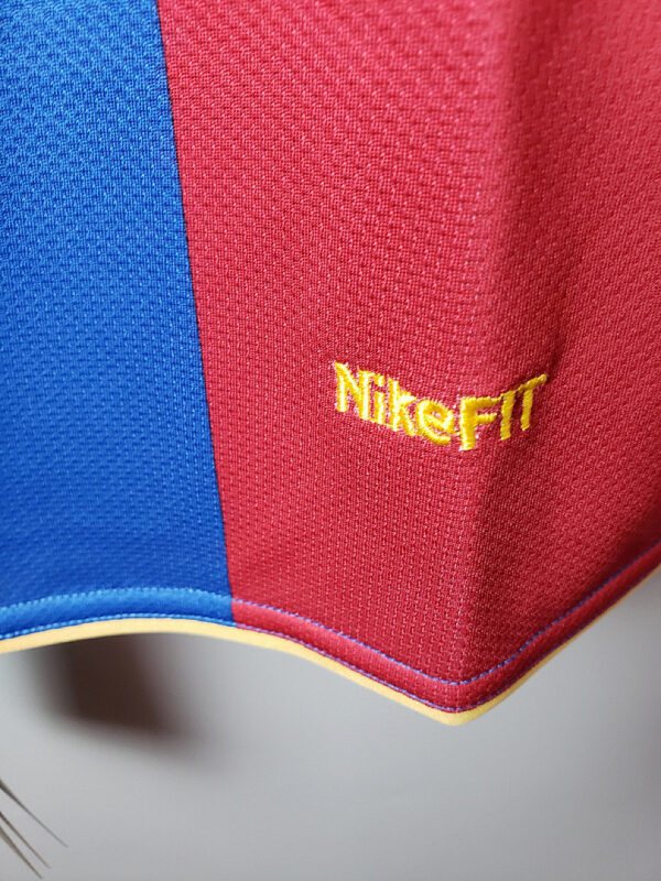 Camiseta FC Barcelona 2007/2008 Retro Local - detalle del escudo y conmemoración Camp Nou