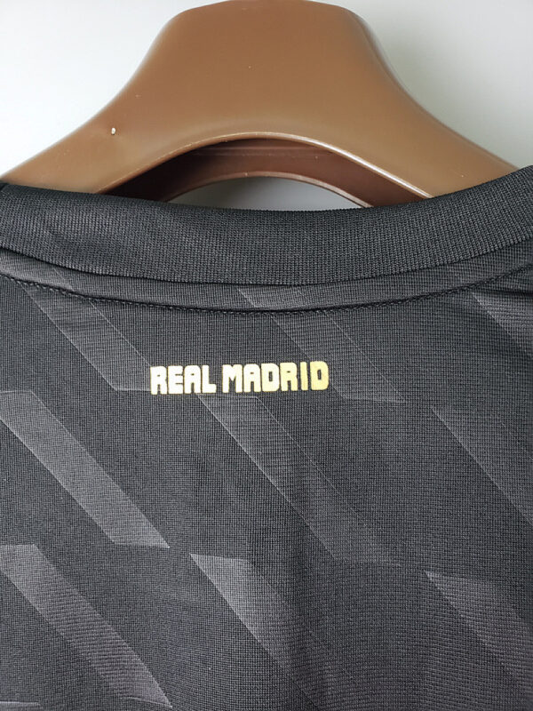 Camiseta Real Madrid 2010/11 Visita Manga Larga - primer plano del patrocinador bwin