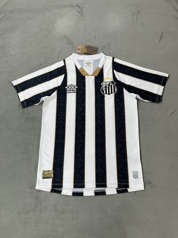 Camiseta Santos 2025/2026 Visita - detalle escudo