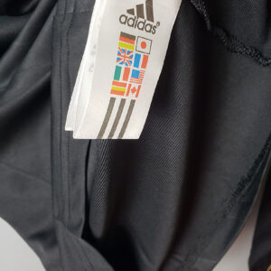 Camiseta Real Madrid 2010/11 Visita Manga Larga - detalle de las franjas doradas de Adidas en el hombro