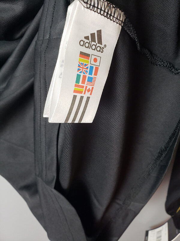 Camiseta Real Madrid 2010/11 Visita Manga Larga - detalle de las franjas doradas de Adidas en el hombro