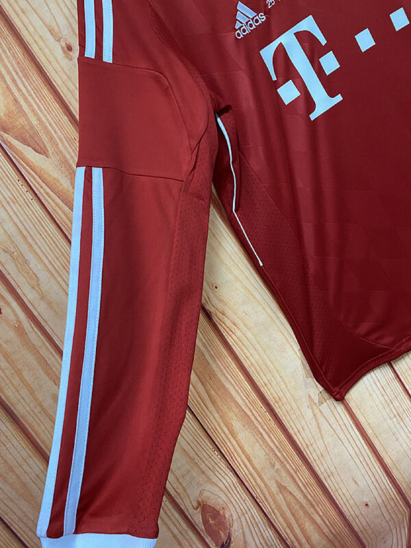 Camiseta FC Bayern München 2013 Retro Local Manga Larga - detalle inscripción Wembley