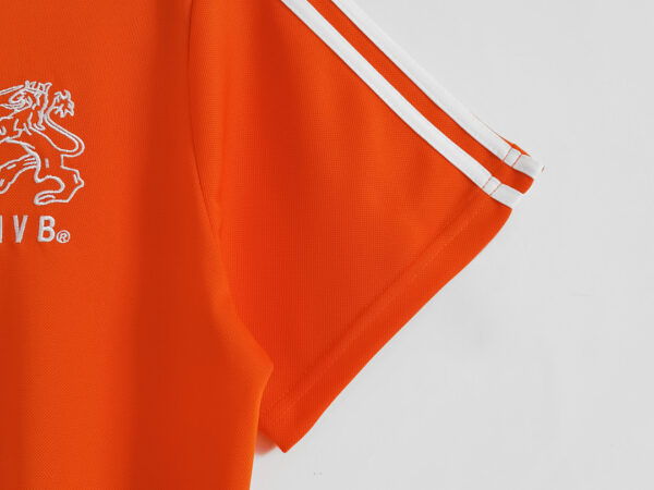 Camiseta Países Bajos 1988 Retro Local - detalle escudo KNVB