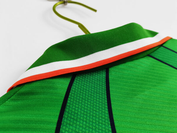 Camiseta Irlanda 1994/1996 Retro Local - detalle cuello y patrocinador Umbro