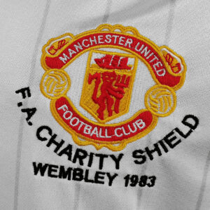 Camiseta Manchester United 1993/94 Visita Retro - detalle logo Adidas