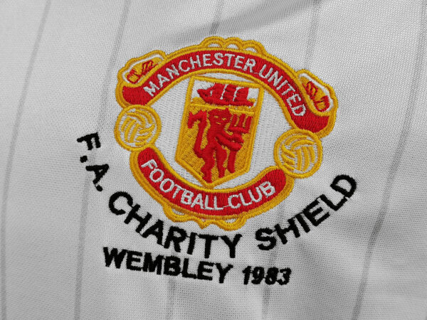 Camiseta Manchester United 1993/94 Visita Retro - detalle logo Adidas